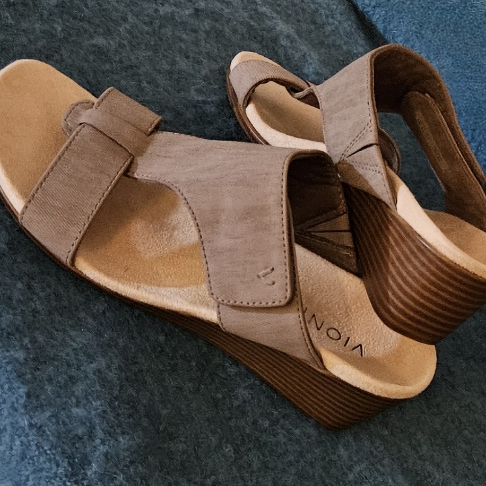 Vionic Regina Sandal Adjustable Wedge Slide Size 6 Like New Taupe Color - Picture 6 of 12
